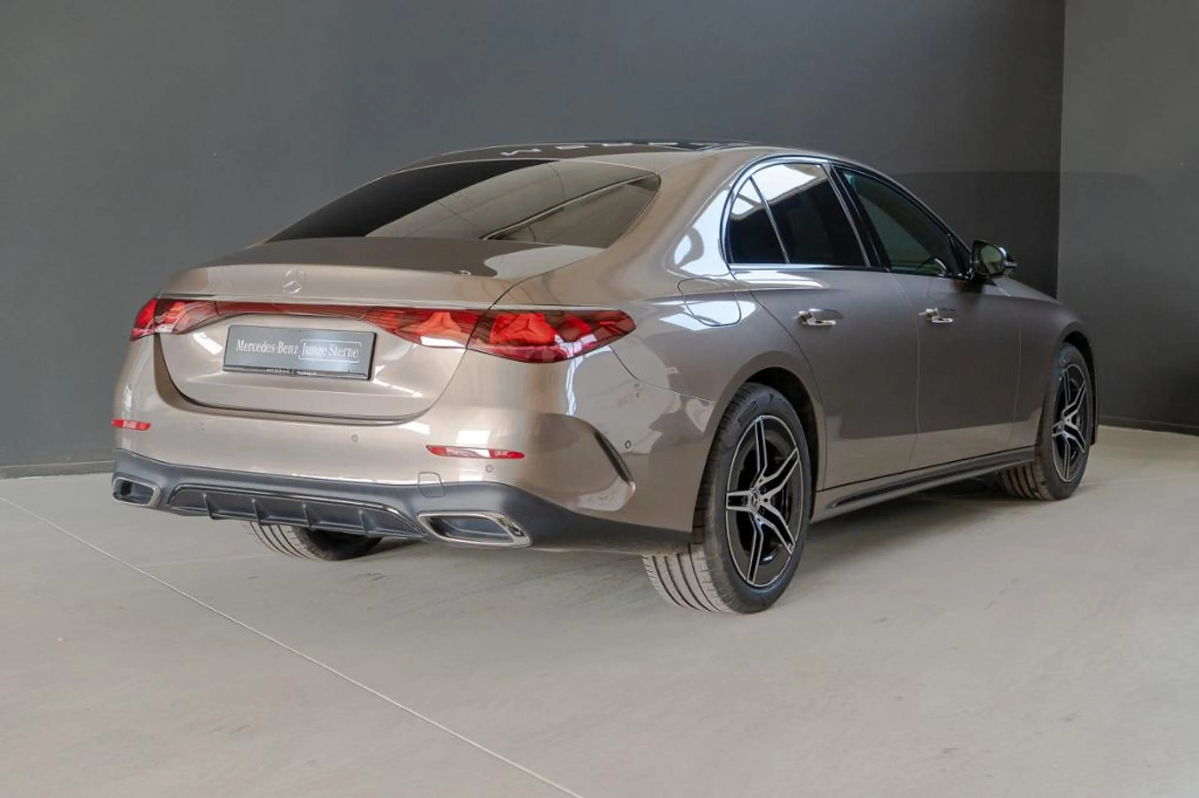 Mercedes-Benz E 400 e 4M *AMG Night Pano AHK Digital 360 DC+ — photo 3