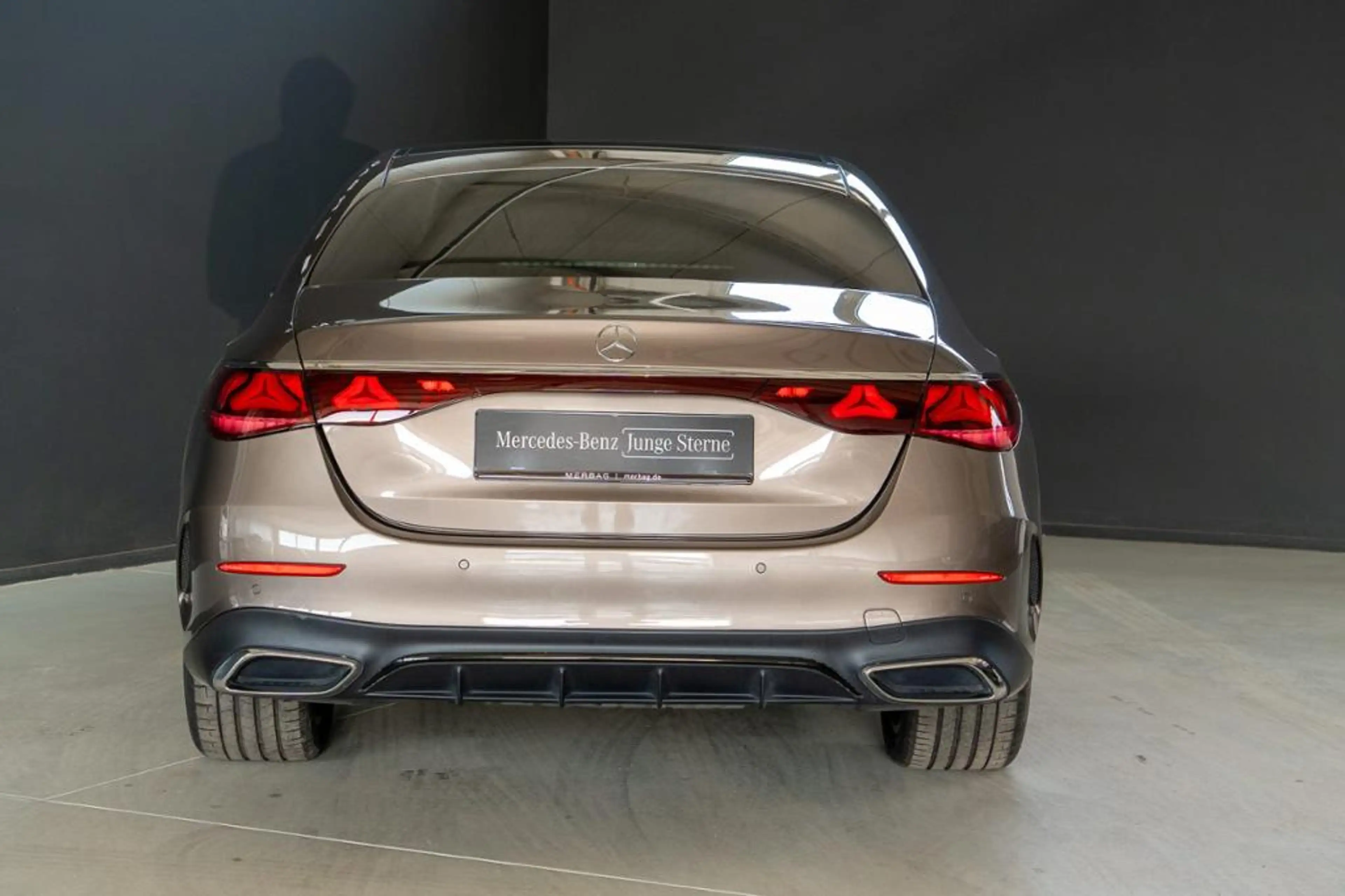 Mercedes-Benz E 400 e 4M *AMG Night Pano AHK Digital 360 DC+ — photo 4
