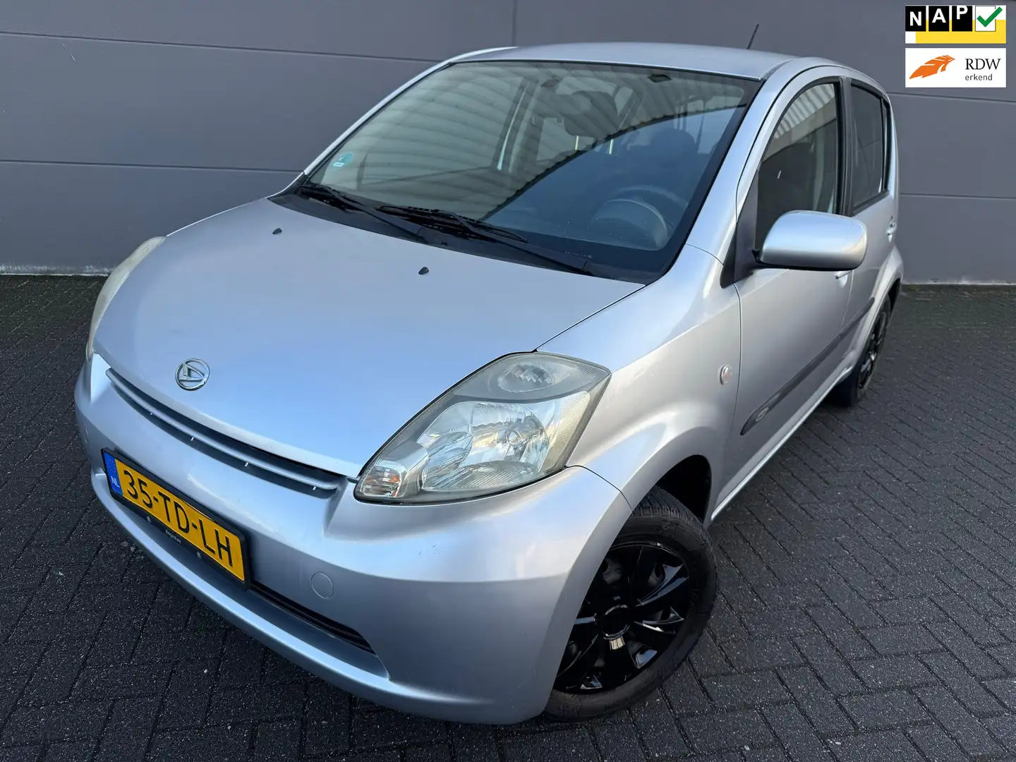 Daihatsu Sirion 2 1.0-12V Trend*AIRCO*APK*NAP*ELKT-RAAM Gris - 1