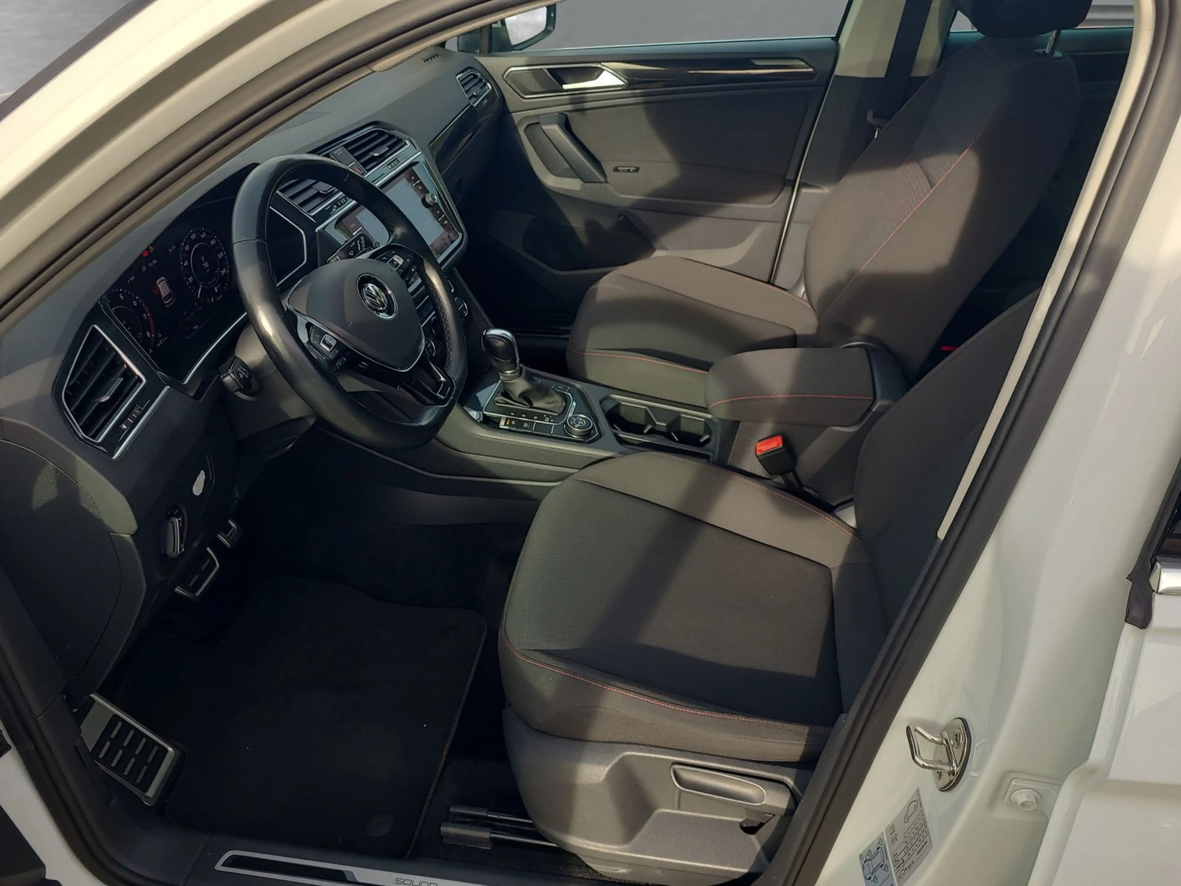 Volkswagen Tiguan 2.0 Sound 4Motion, R-Line, DSG, Pano — photo 7