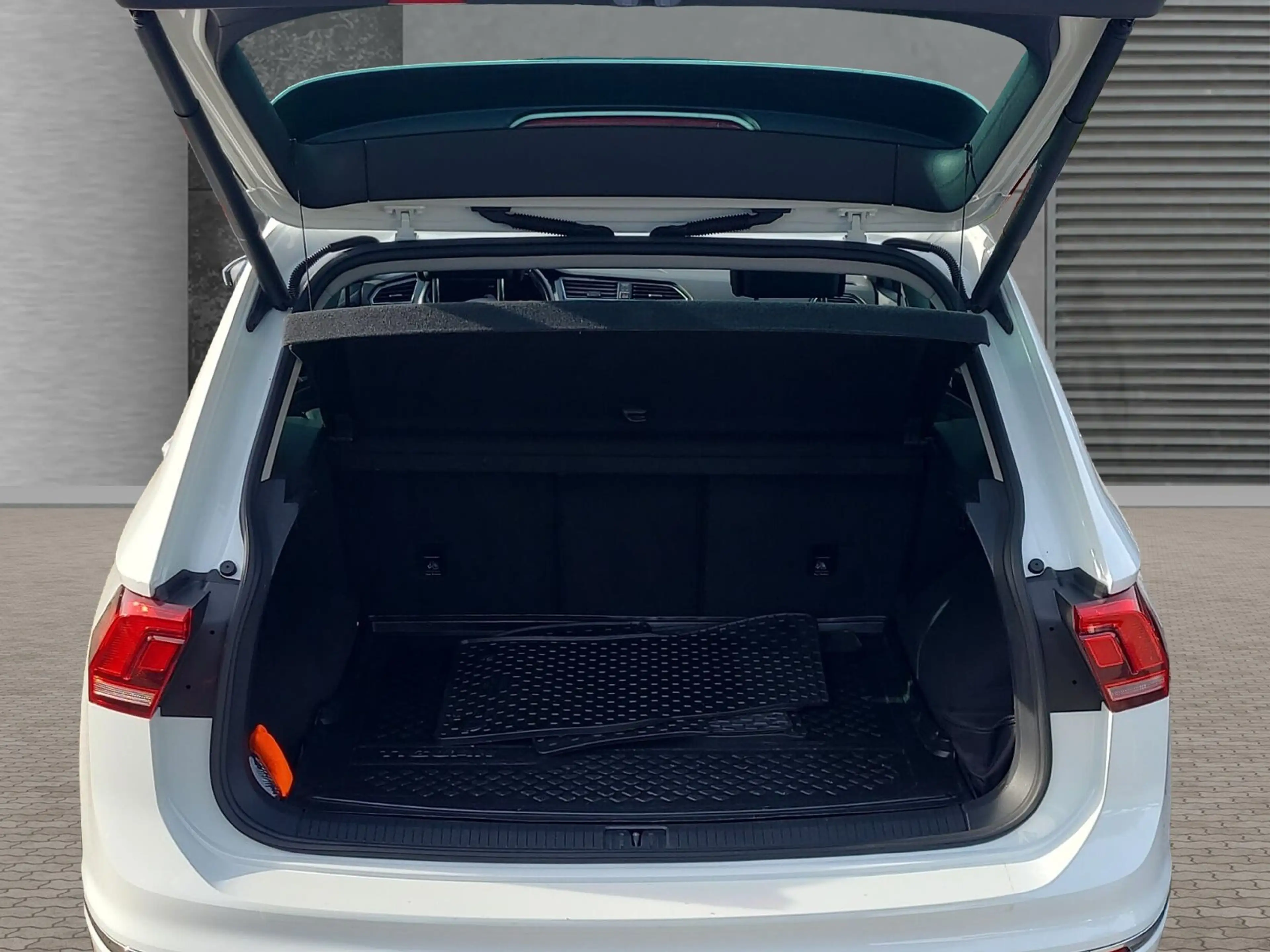 Volkswagen Tiguan 2.0 Sound 4Motion, R-Line, DSG, Pano — photo 14