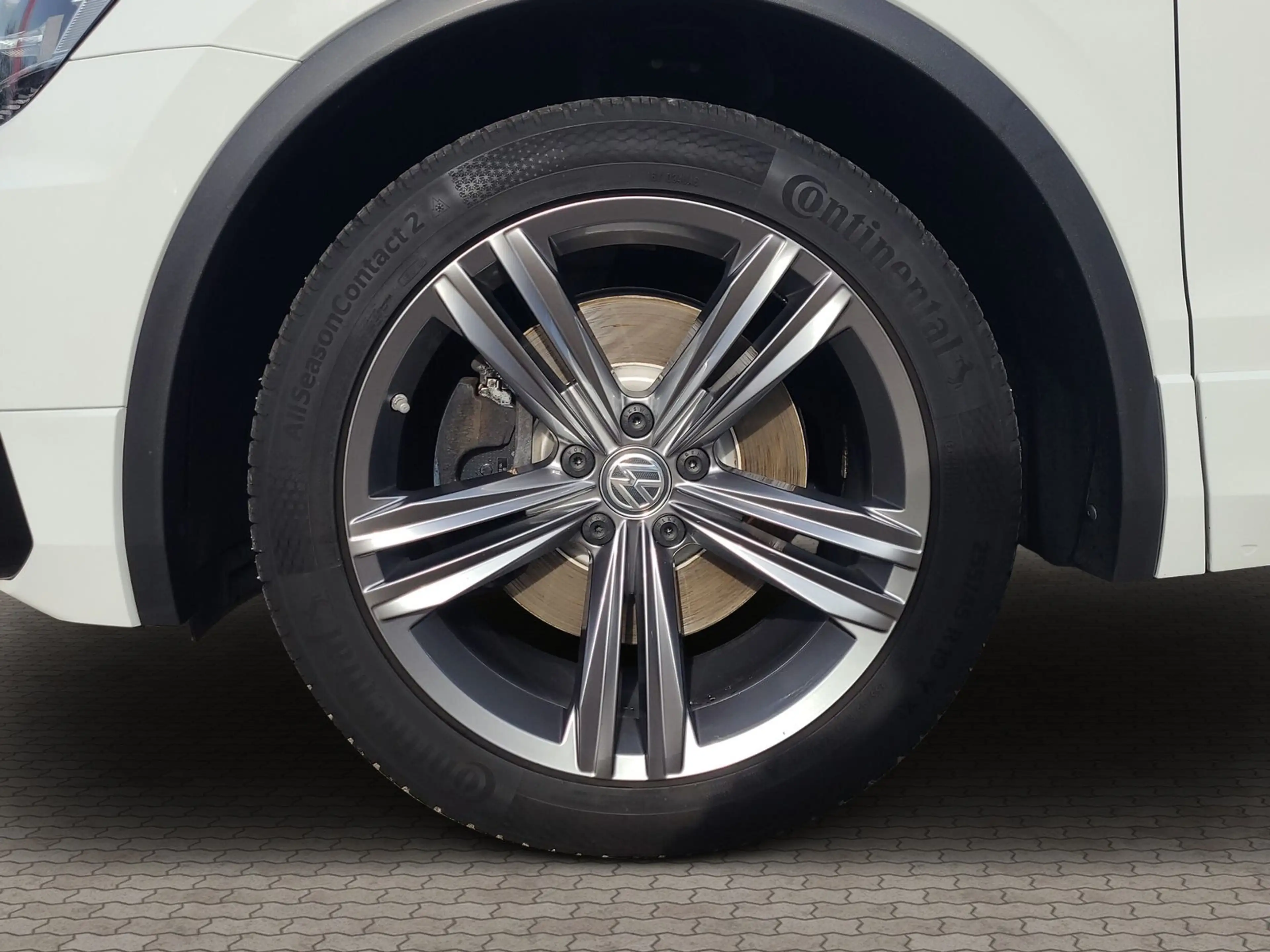 Volkswagen Tiguan 2.0 Sound 4Motion, R-Line, DSG, Pano — photo 2