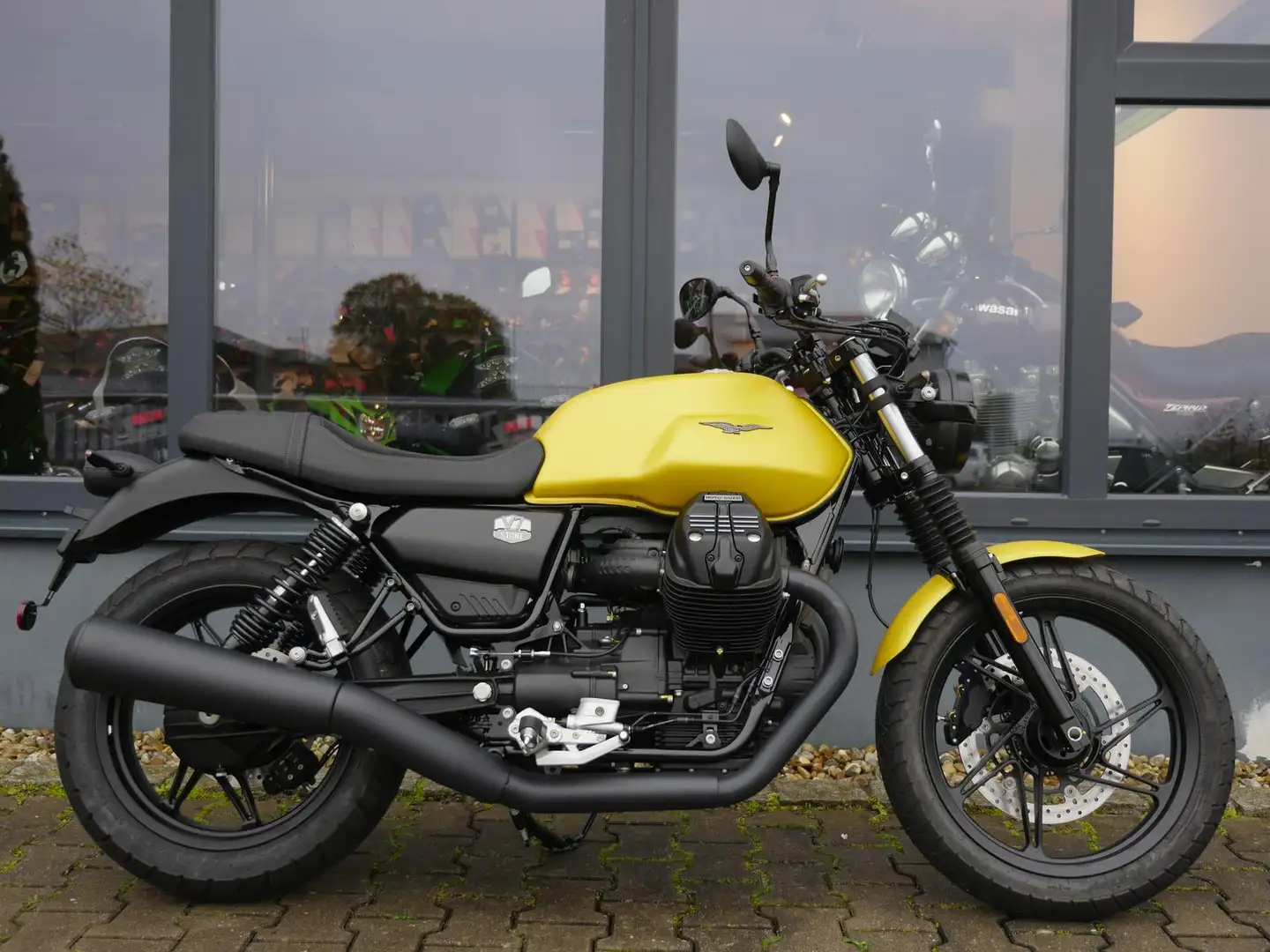 Moto Guzzi V 7 IV Stone - Gelb Metallic - Sonderpreis - 1