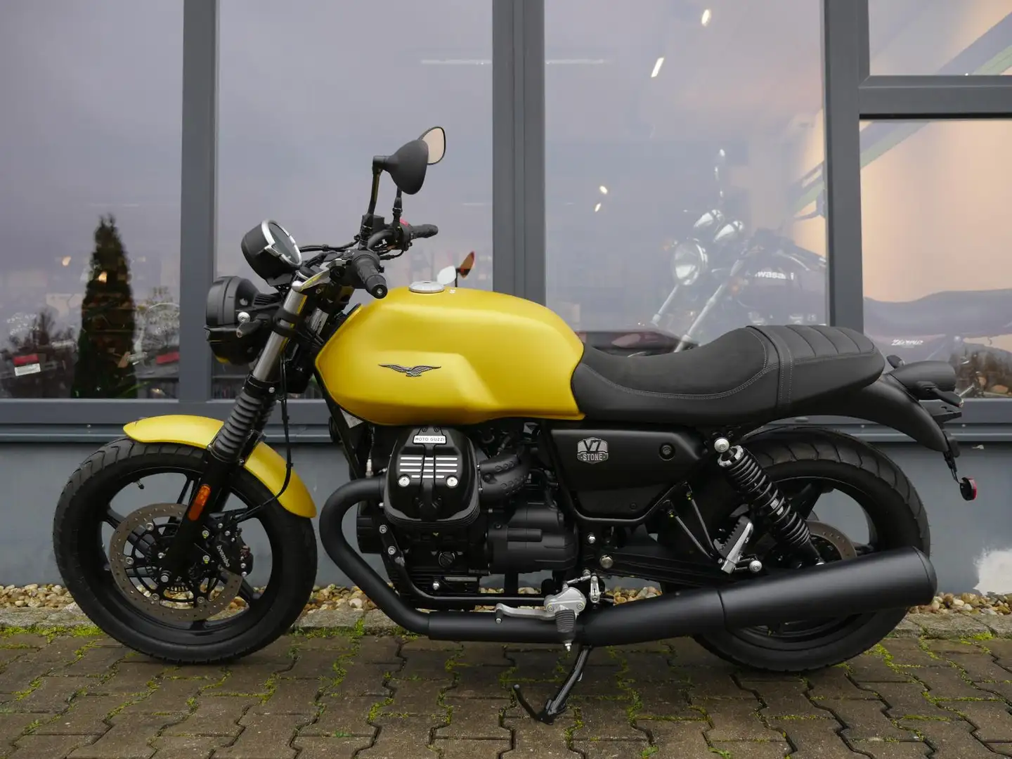 Moto Guzzi V 7 IV Stone - Gelb Metallic - Sonderpreis - 2