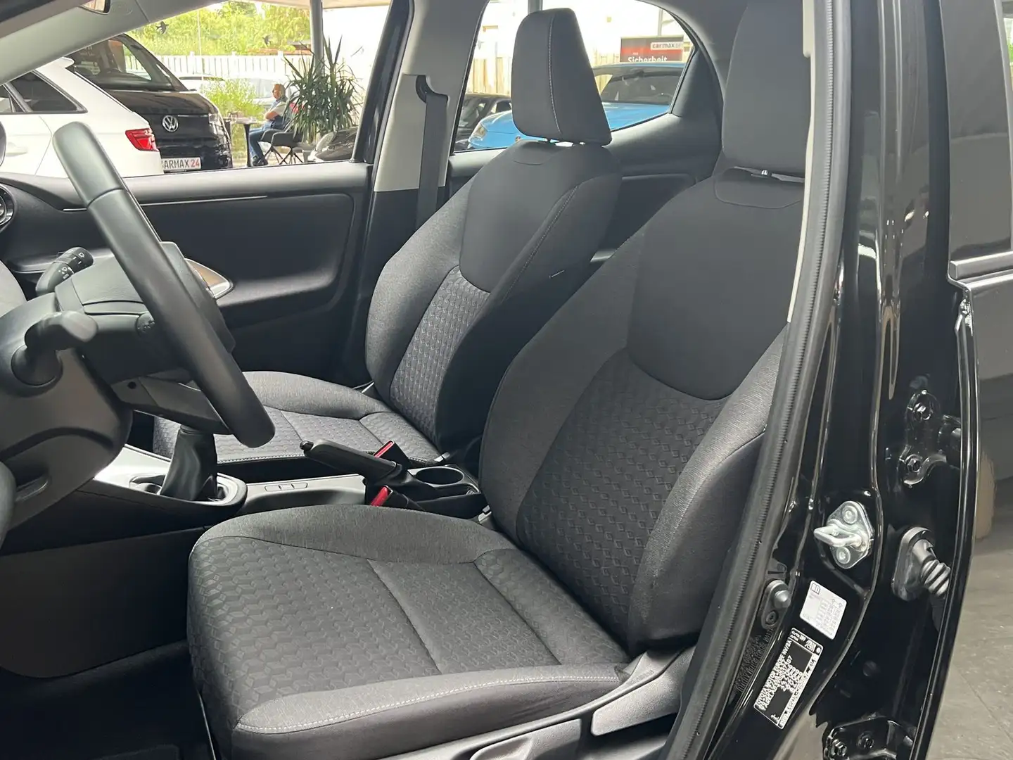 Toyota Yaris Comfort DAB+ RFK BT LaneAs Alu ServiceNeu Noir - 2