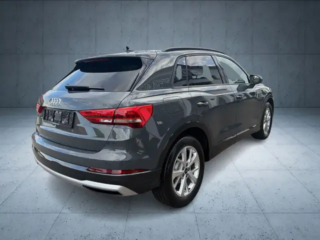 Audi Q3 view 16