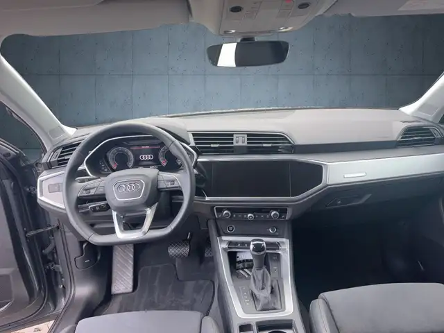 Audi Q3 view 12