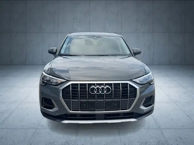 Audi Q3 view 9