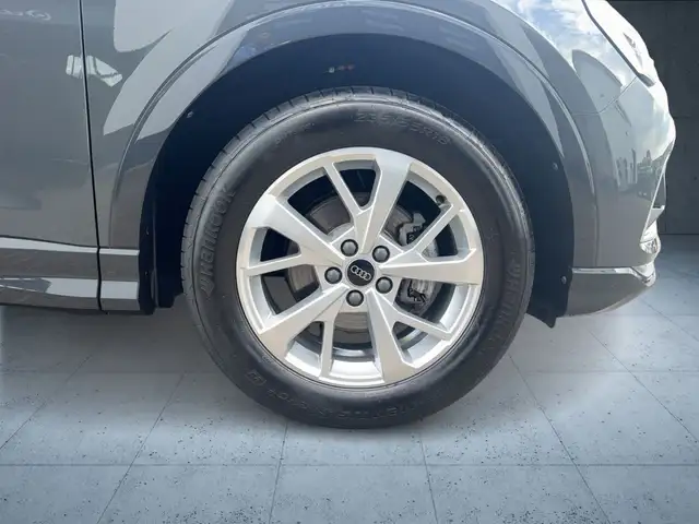 Audi Q3 view 8