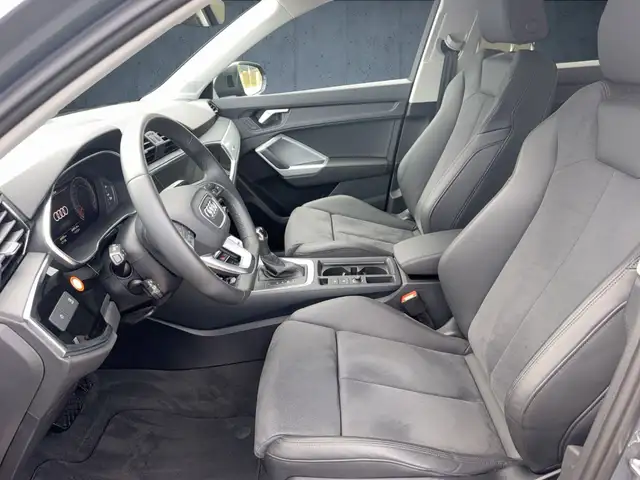Audi Q3 view 10