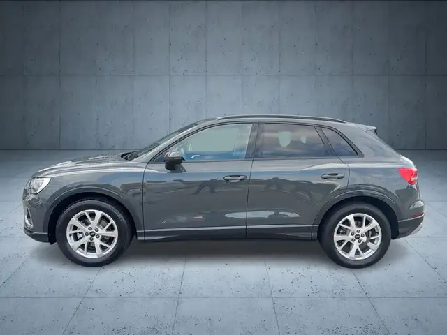 Audi Q3 view 3