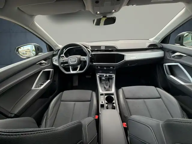 Audi Q3 view 18