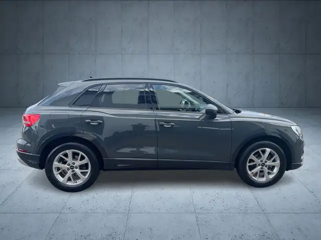 Audi Q3 view 7