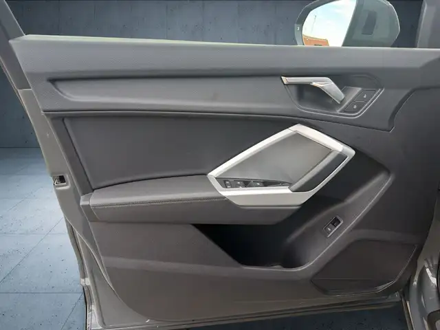 Audi Q3 view 21