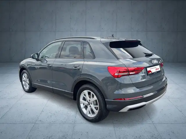 Audi Q3 view 4