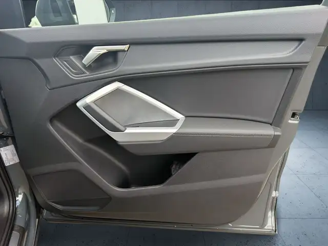 Audi Q3 view 20