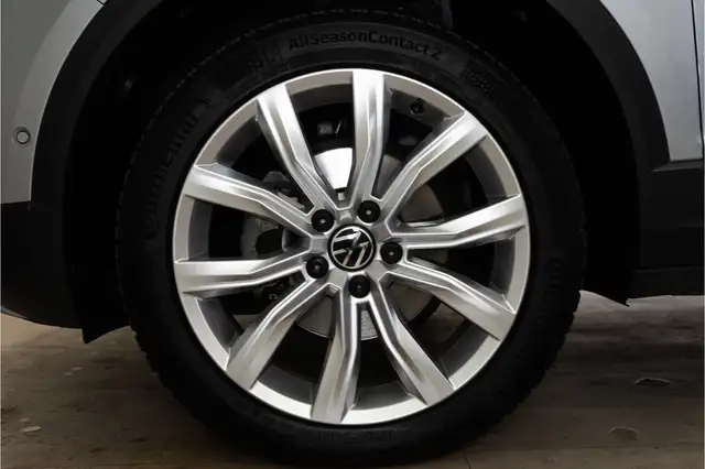 Volkswagen T-Roc view 12