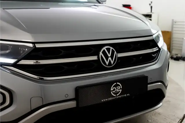 Volkswagen T-Roc view 9