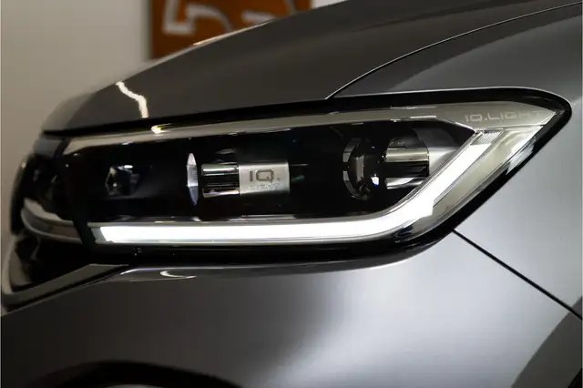 Volkswagen T-Roc view 10