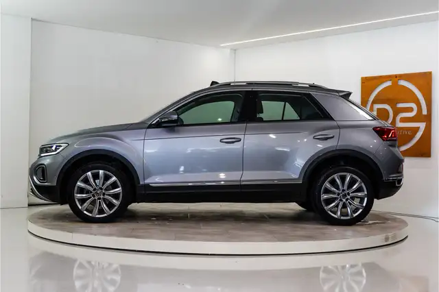 Volkswagen T-Roc view 2