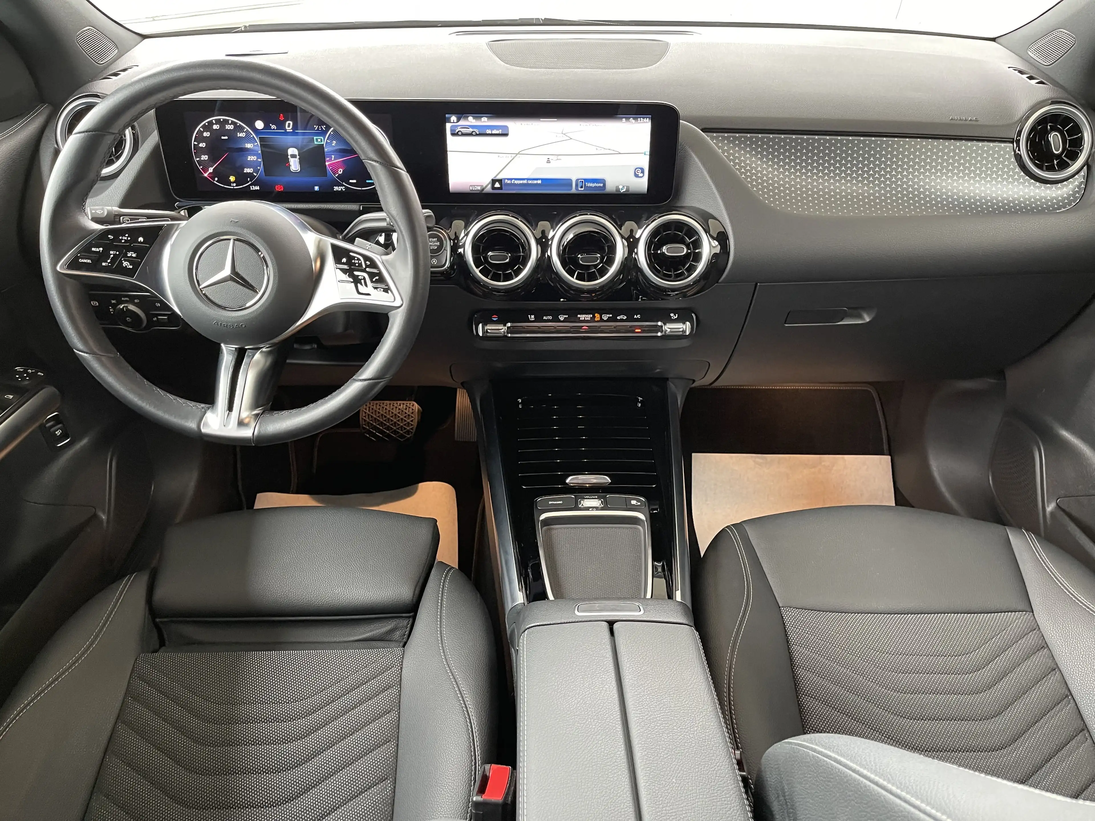 Mercedes-Benz GLA 180 i *** GARANTIE + LED + GPS + CUIR + CAMERA *** — photo 10