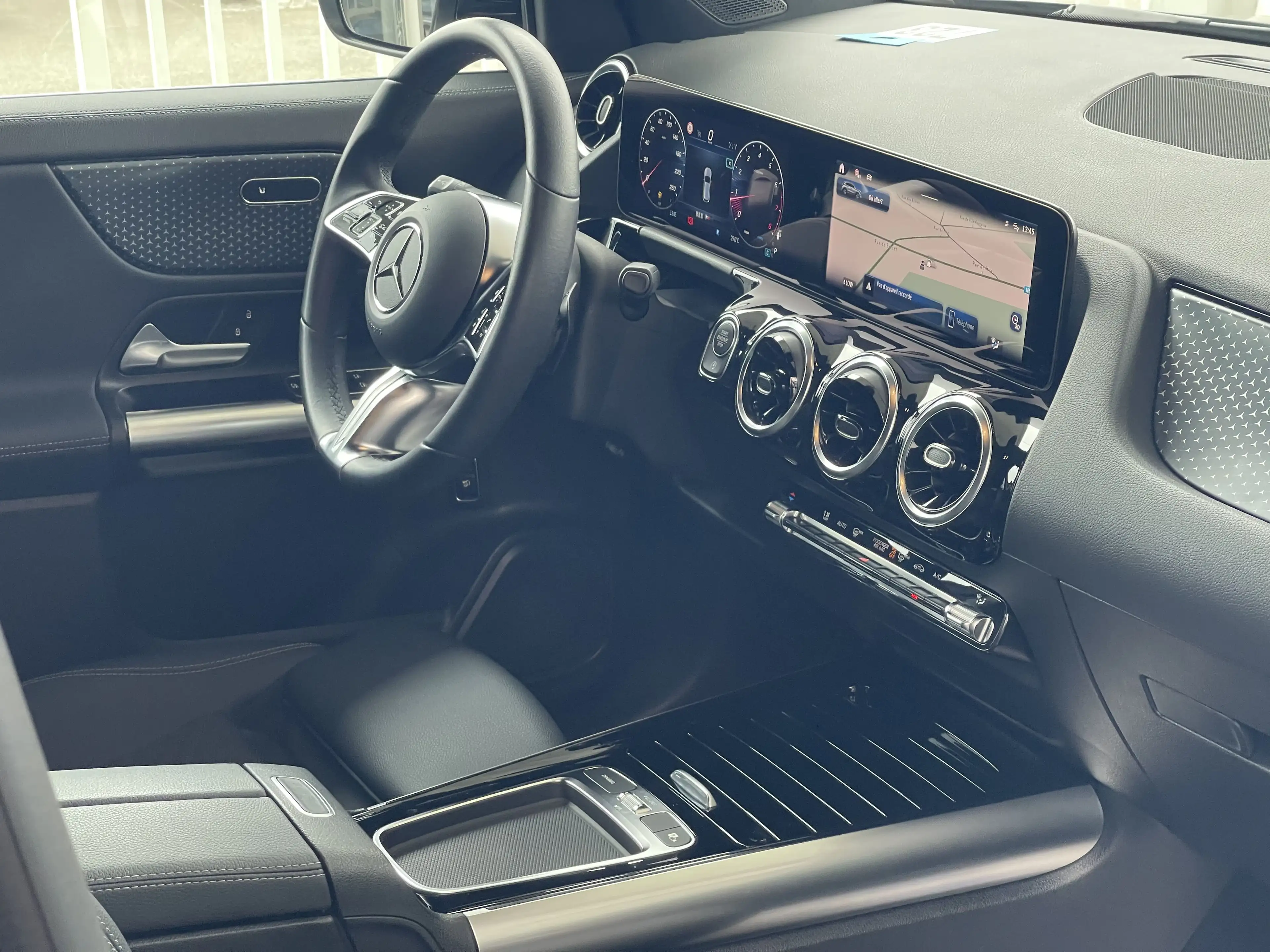 Mercedes-Benz GLA 180 i *** GARANTIE + LED + GPS + CUIR + CAMERA *** — photo 14