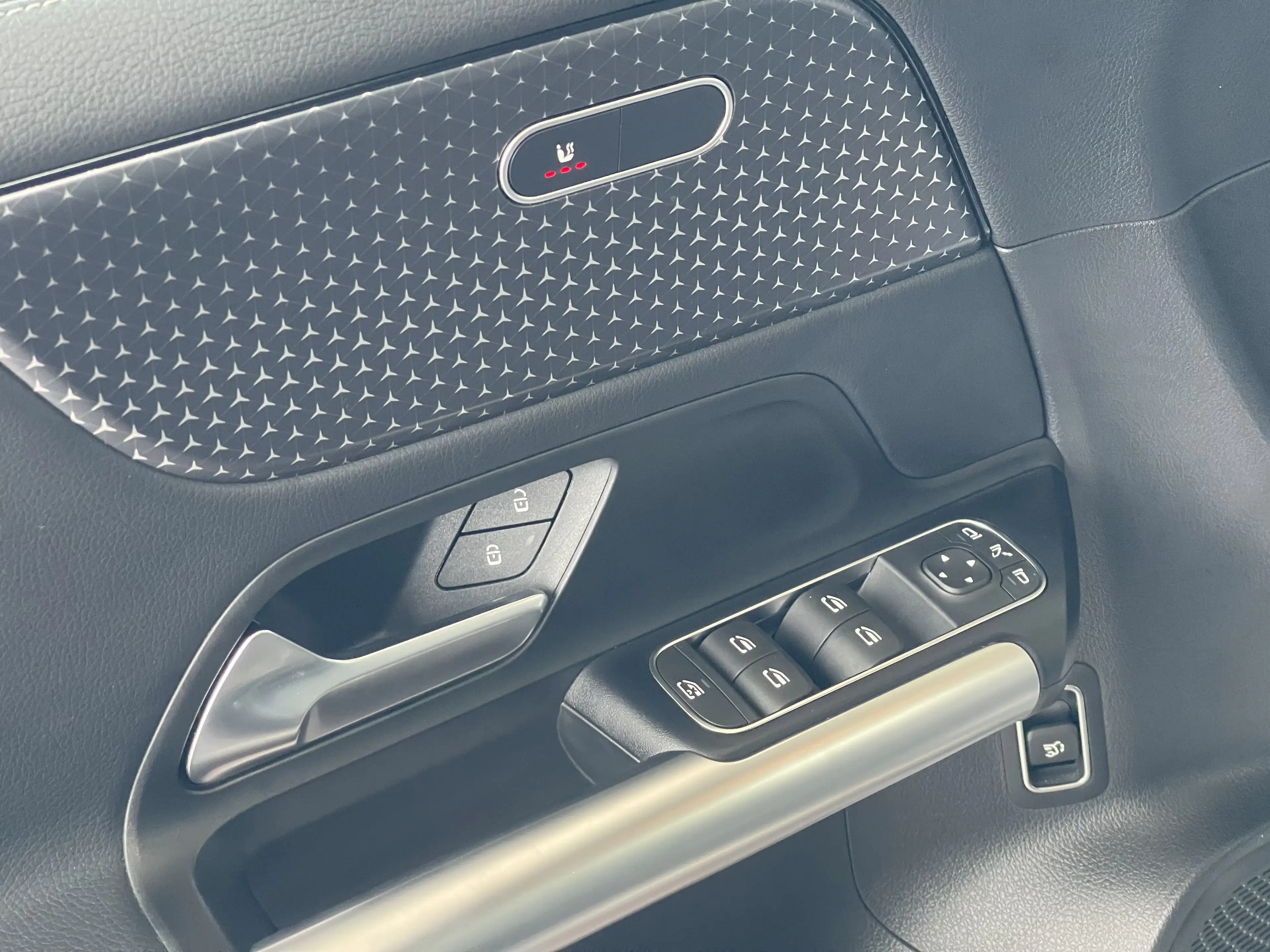 Mercedes-Benz GLA 180 i *** GARANTIE + LED + GPS + CUIR + CAMERA *** — photo 15
