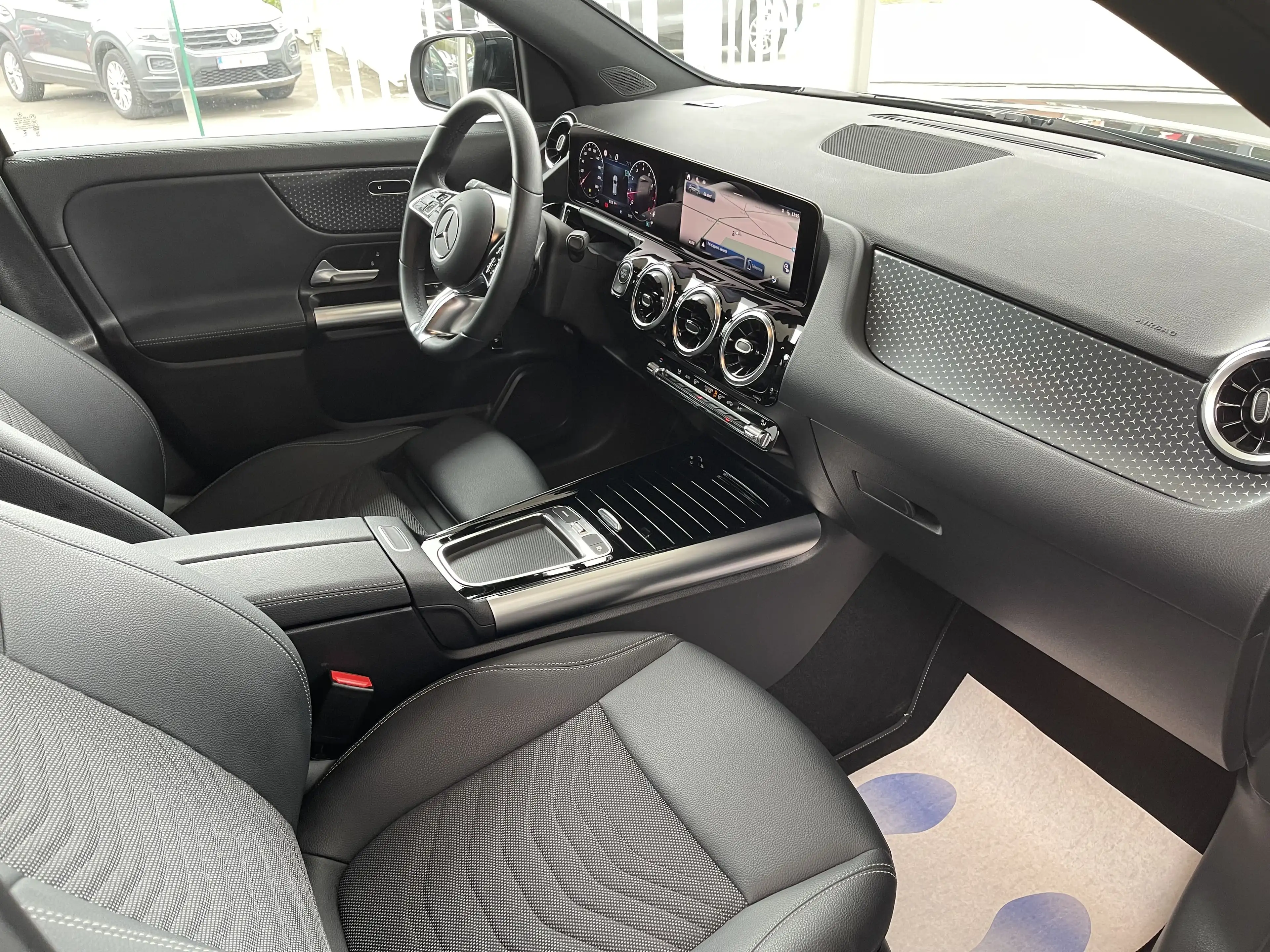 Mercedes-Benz GLA 180 i *** GARANTIE + LED + GPS + CUIR + CAMERA *** — photo 9