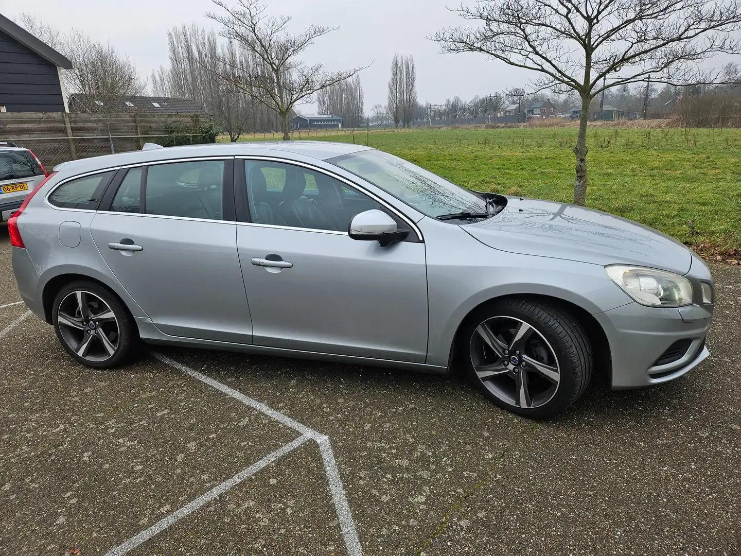 Volvo V60 2.0 D3 Geartronic R-design Gris - 2