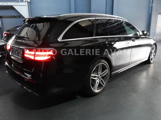 Mercedes-Benz E-Class view 4