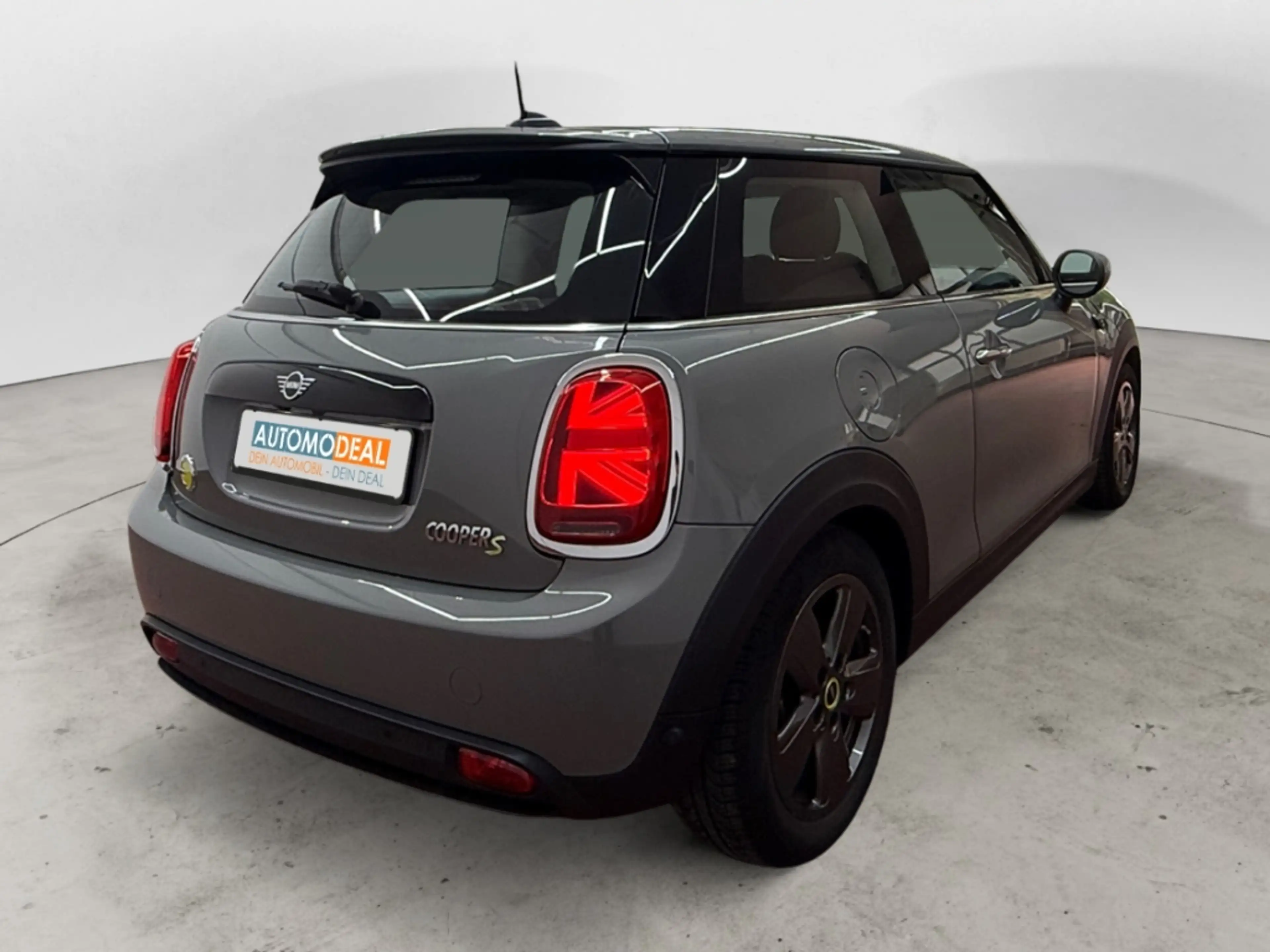 MINI Cooper SE Essential Trim B-ZERT ALLWETTER NAV LED DIG-DISPLA — photo 5