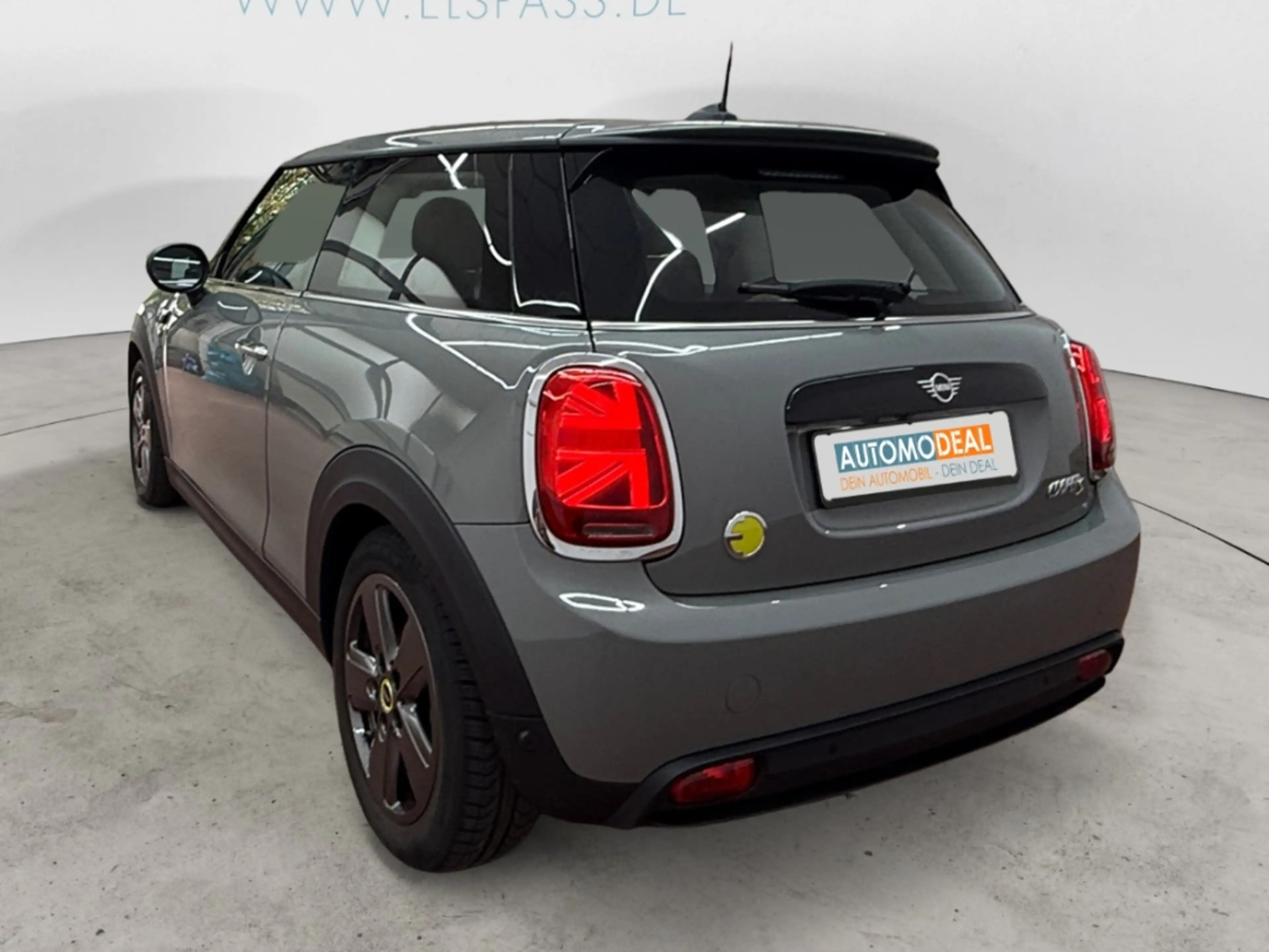 MINI Cooper SE Essential Trim B-ZERT ALLWETTER NAV LED DIG-DISPLA — photo 7