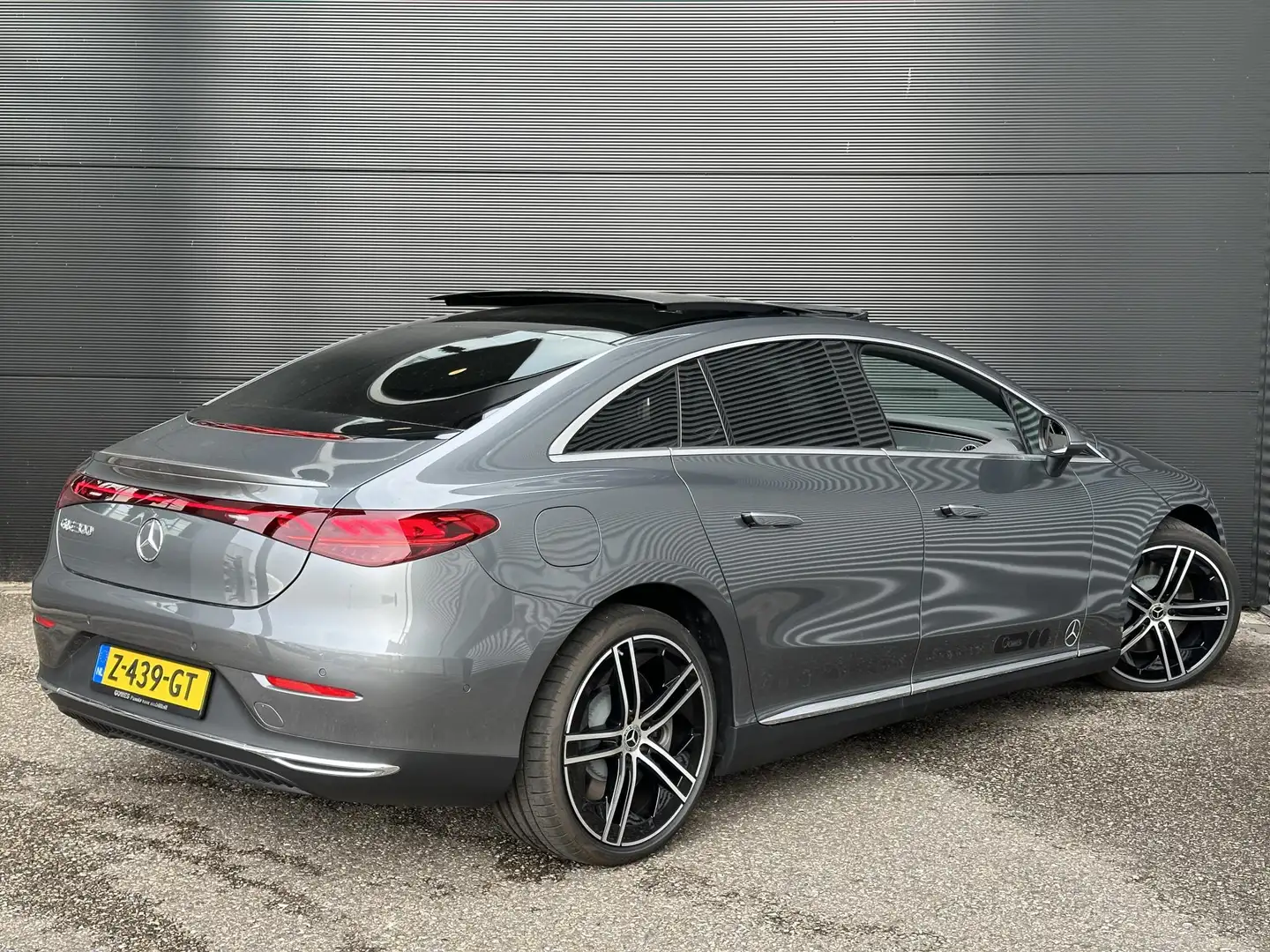 Mercedes-Benz EQE 300 Luxury Line | Panoramadak | Luchtvering | Achterui Grijs - 2