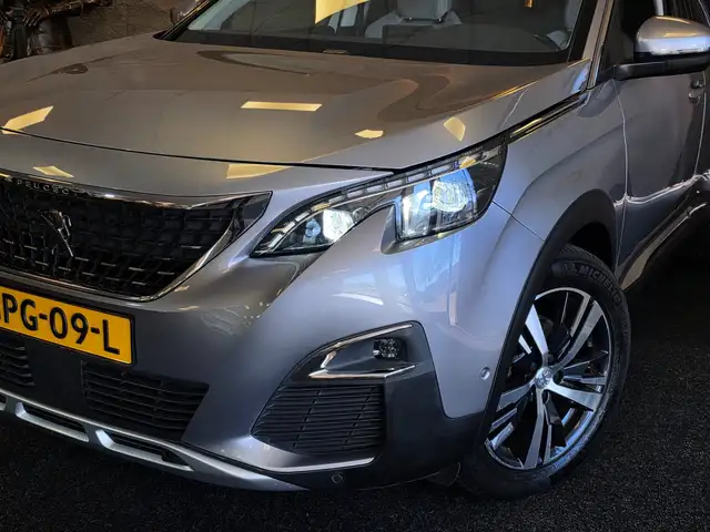Peugeot 3008 view 5