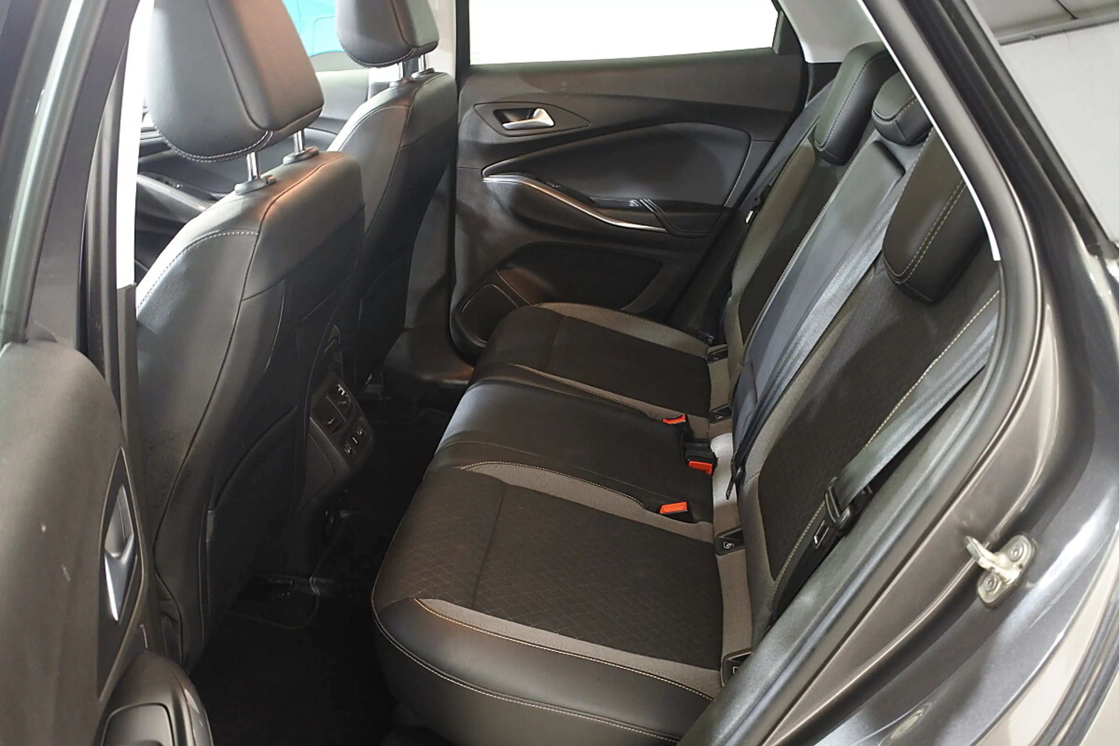 Opel Grandland X 1,2 Turbo Dir. Inj. Elegance Start/Stop — photo 4