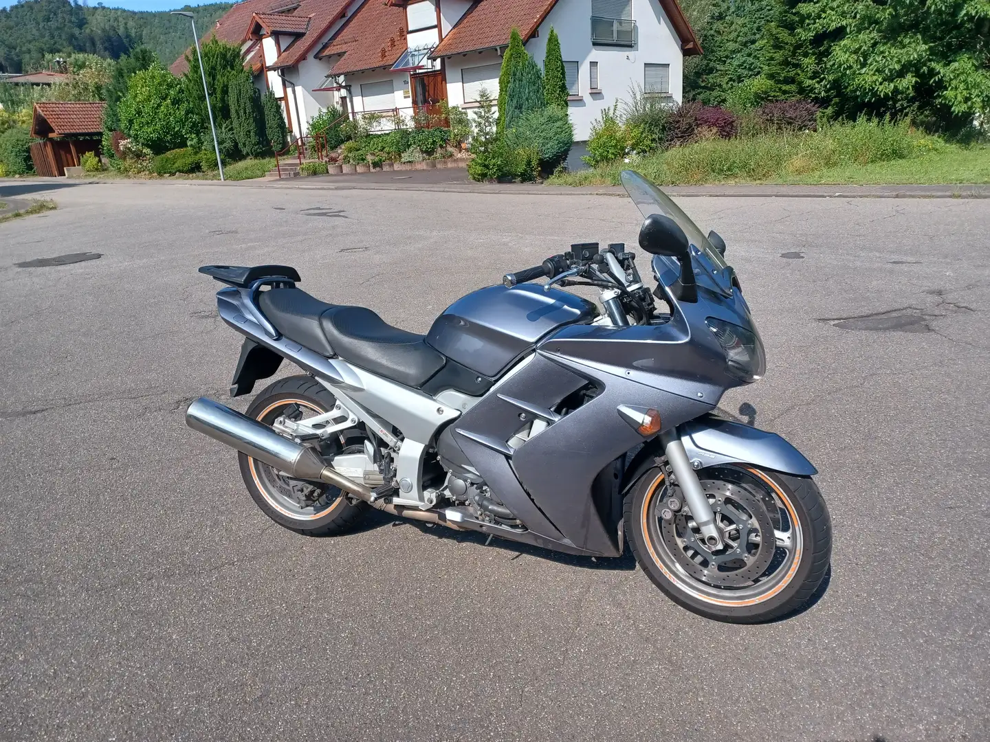 Yamaha FJR 1300 Sport-Tourer in super Zustand Silber - 1