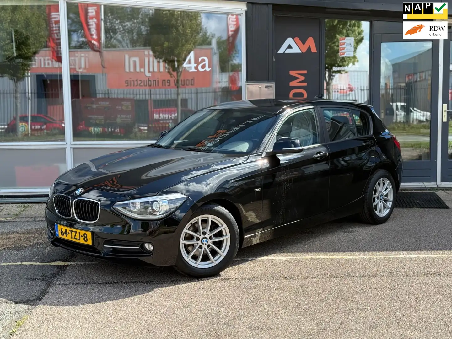 BMW 116 1-serie 116i Business+ | NAP | Cruise | Airco Zwart - 1