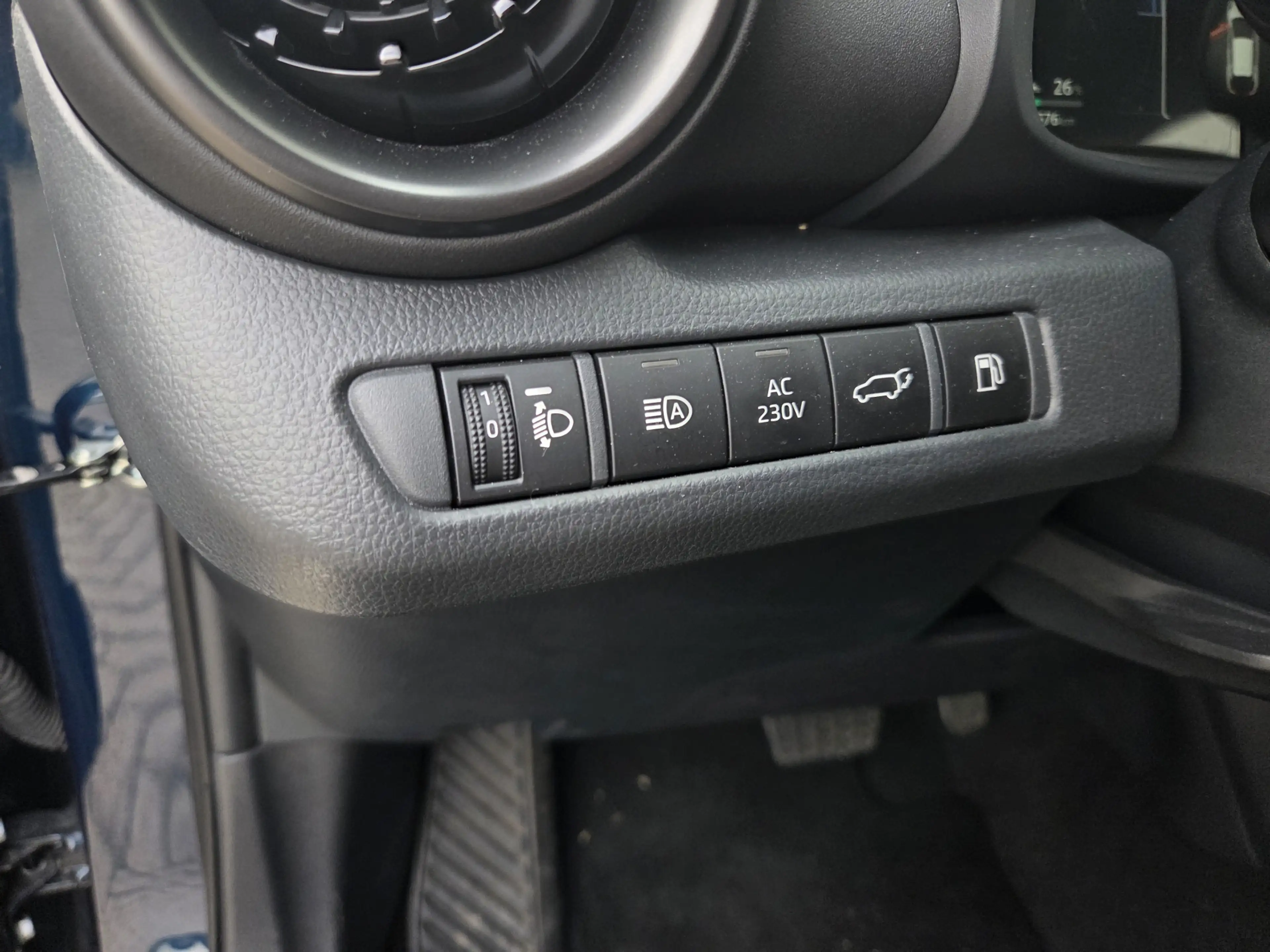 Toyota C-HR 2.0 Plug-in Hybrid 220 Executive — photo 18
