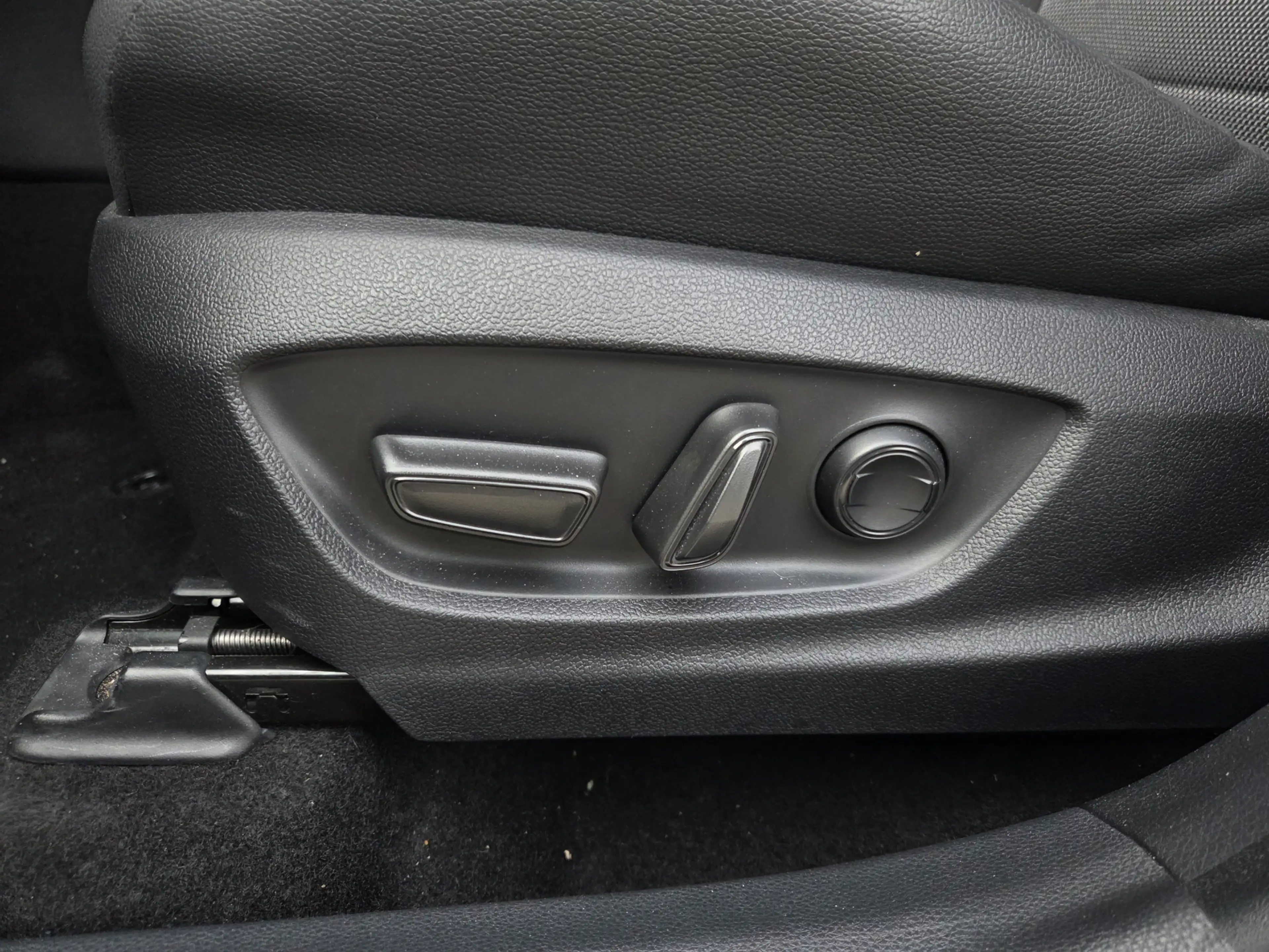 Toyota C-HR 2.0 Plug-in Hybrid 220 Executive — photo 15