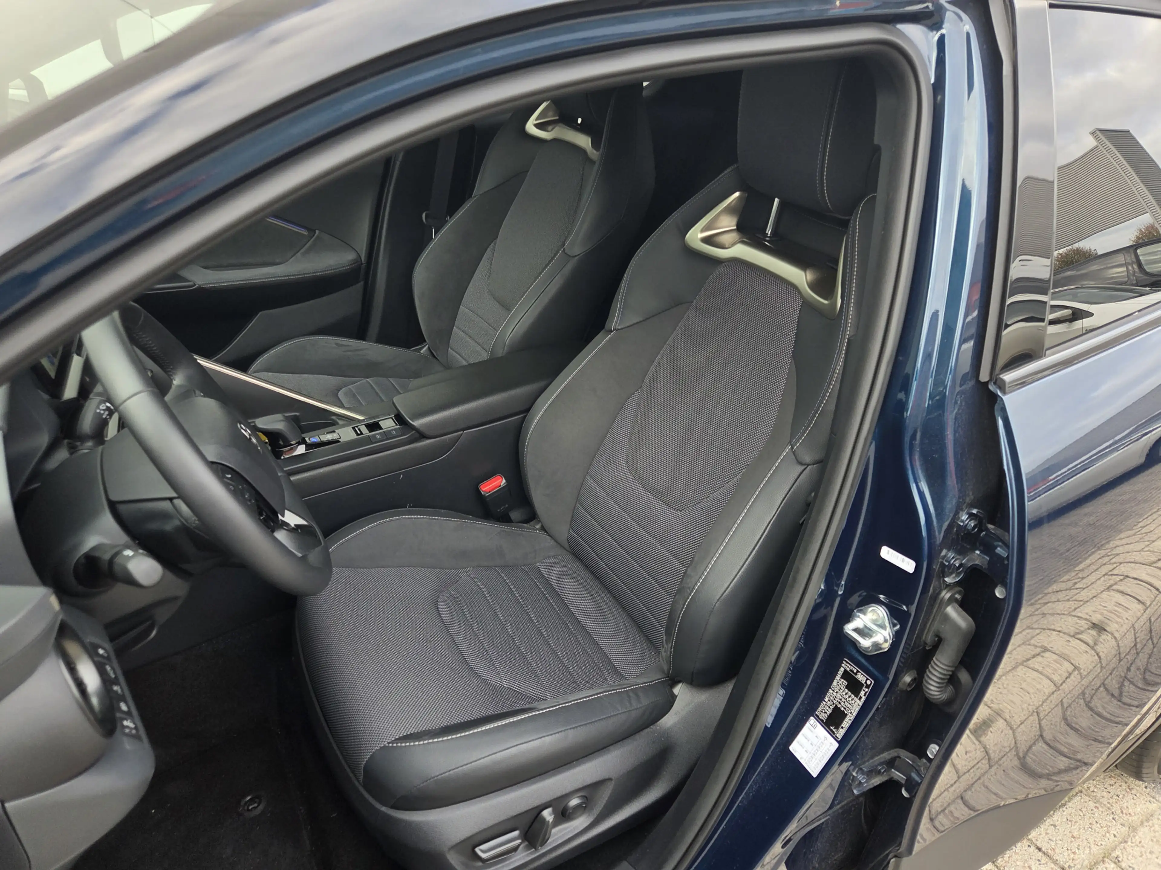 Toyota C-HR 2.0 Plug-in Hybrid 220 Executive — photo 14