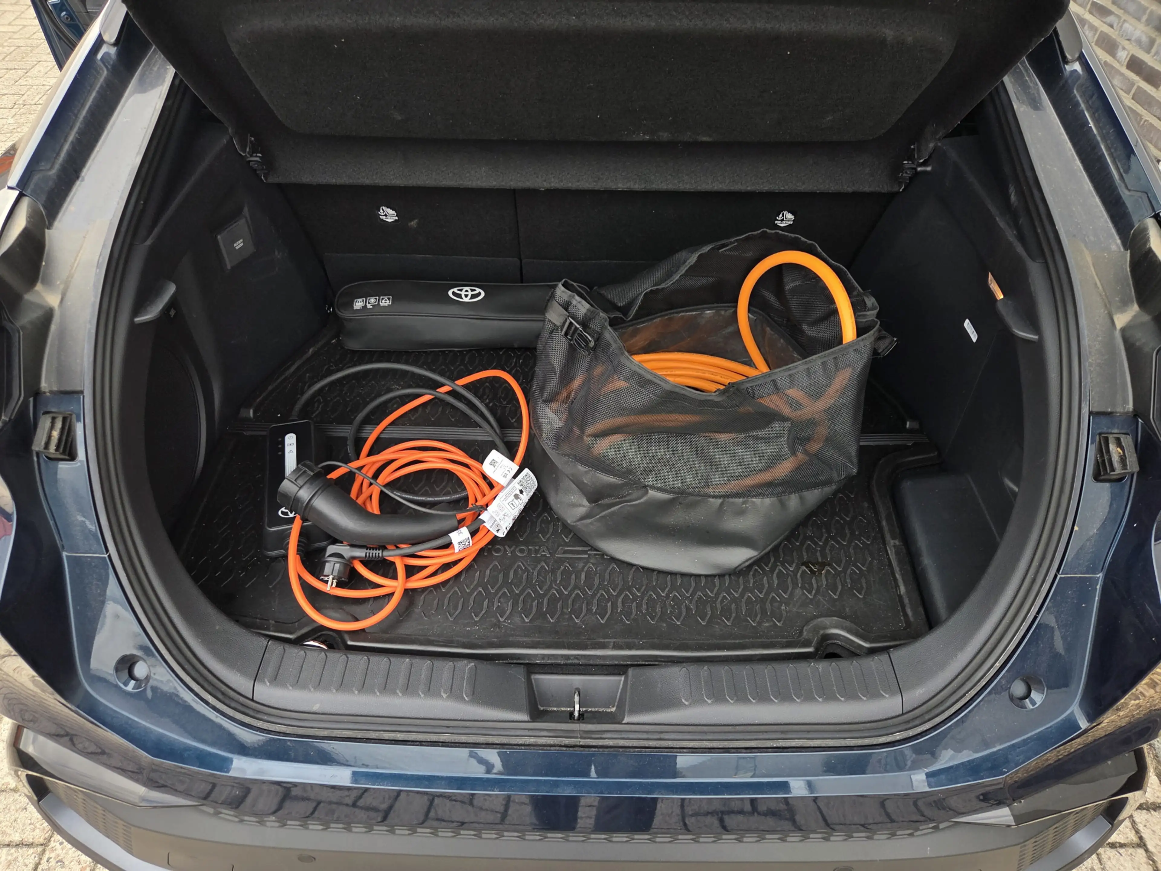 Toyota C-HR 2.0 Plug-in Hybrid 220 Executive — photo 32