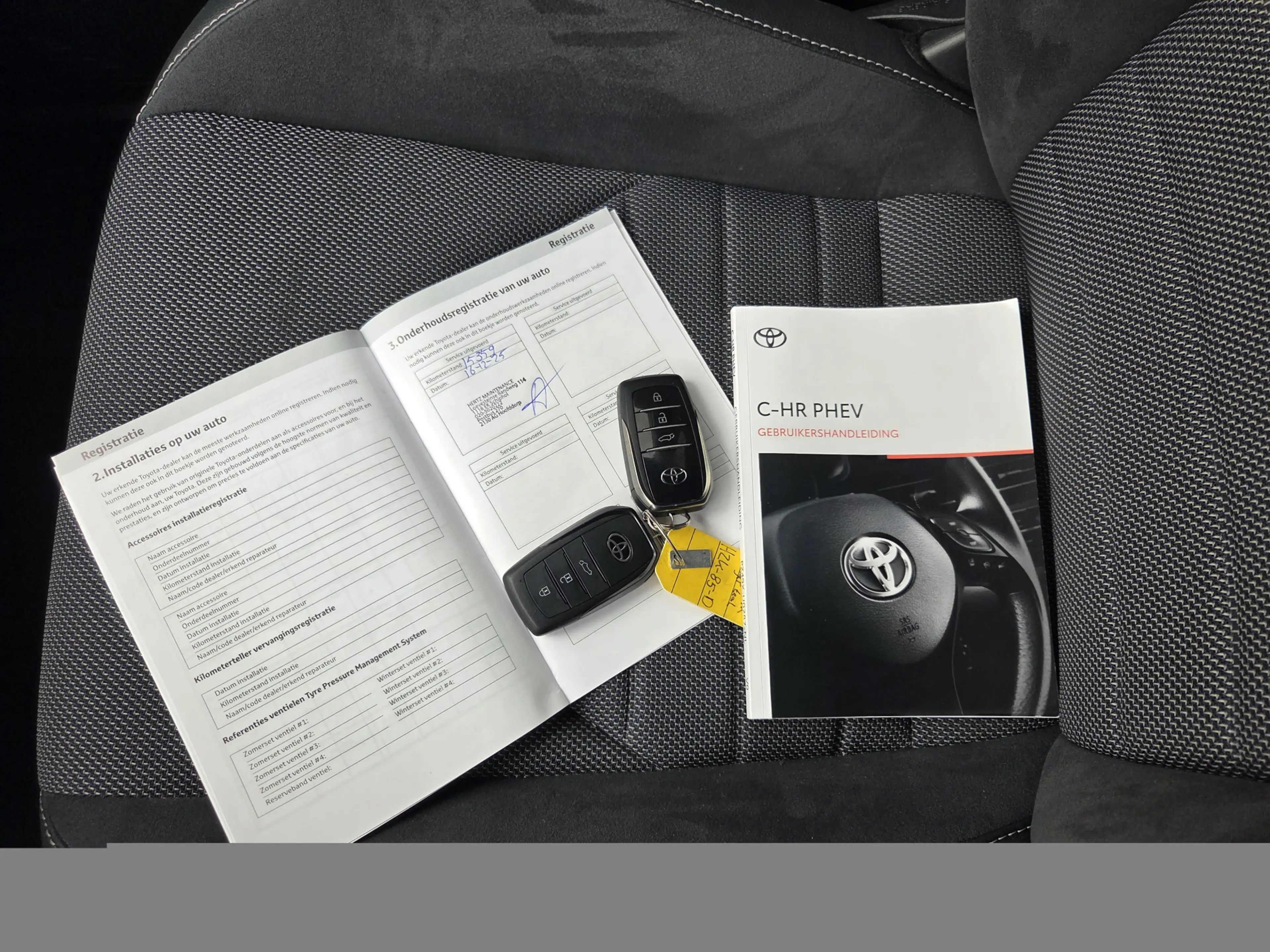 Toyota C-HR 2.0 Plug-in Hybrid 220 Executive — photo 34