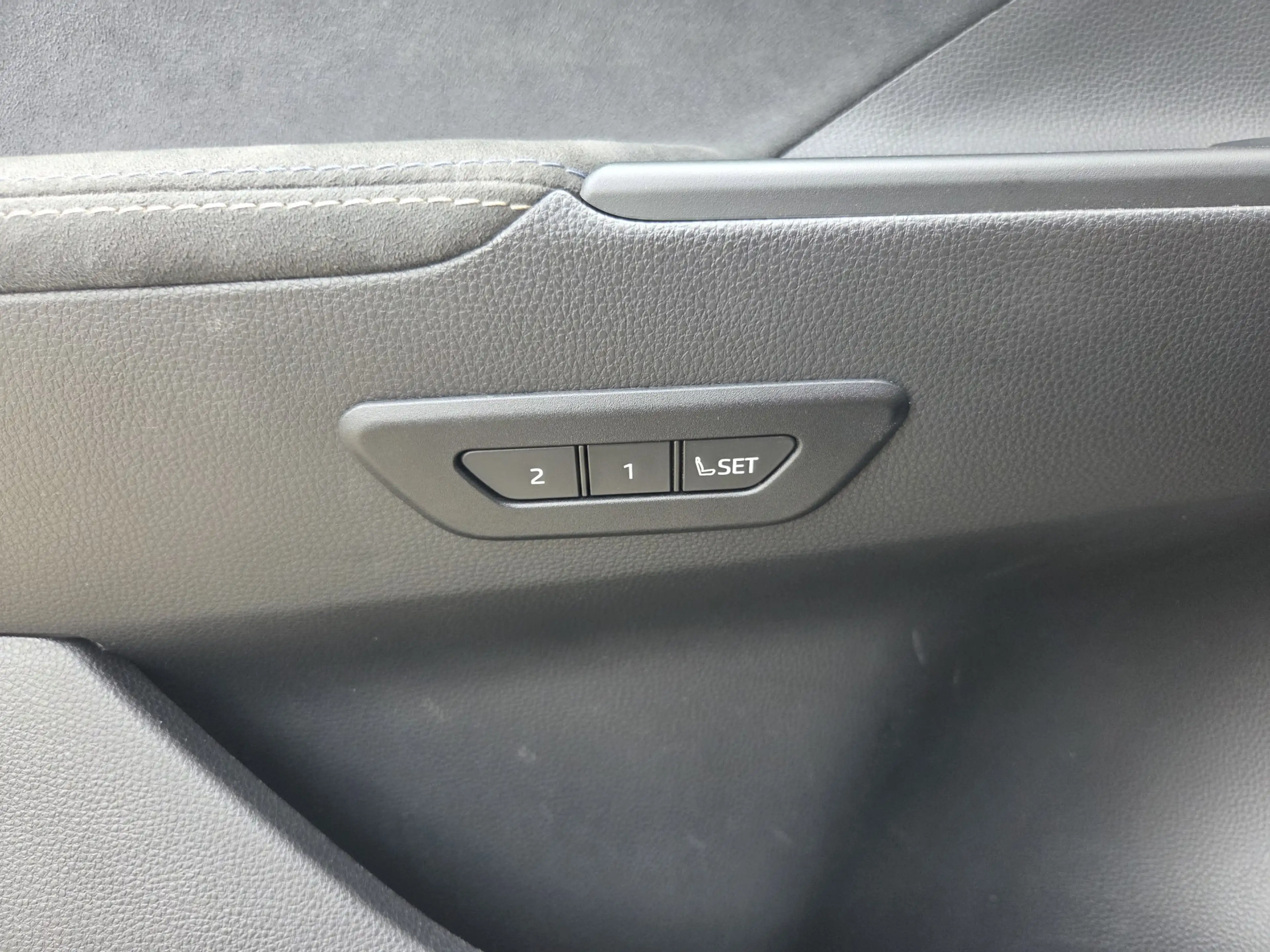 Toyota C-HR 2.0 Plug-in Hybrid 220 Executive — photo 16