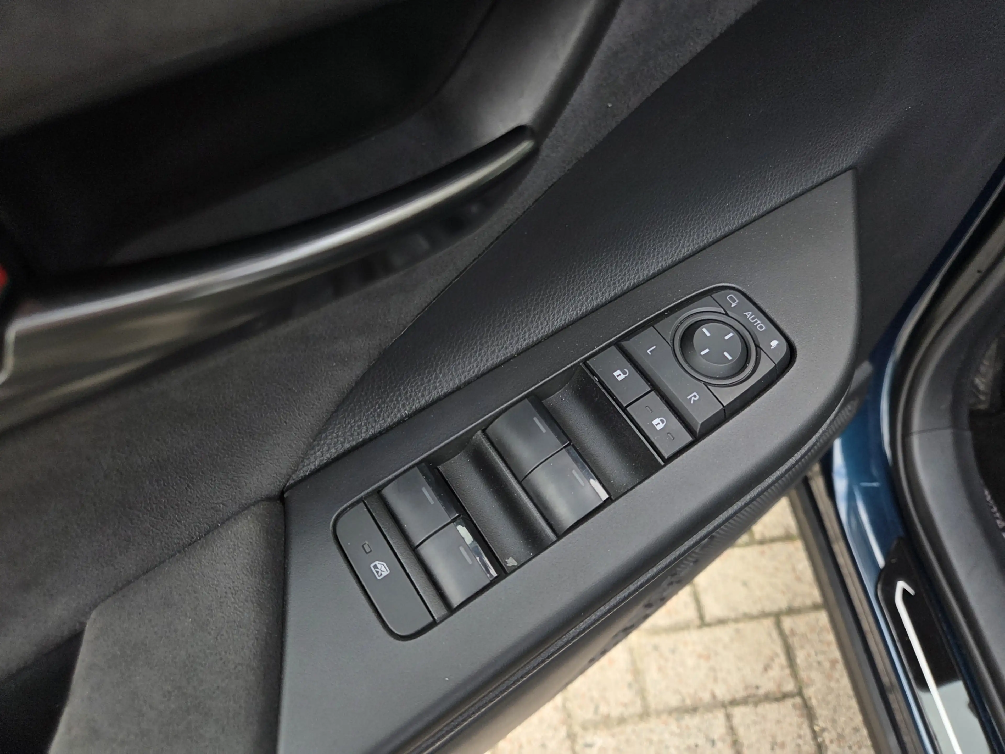 Toyota C-HR 2.0 Plug-in Hybrid 220 Executive — photo 17