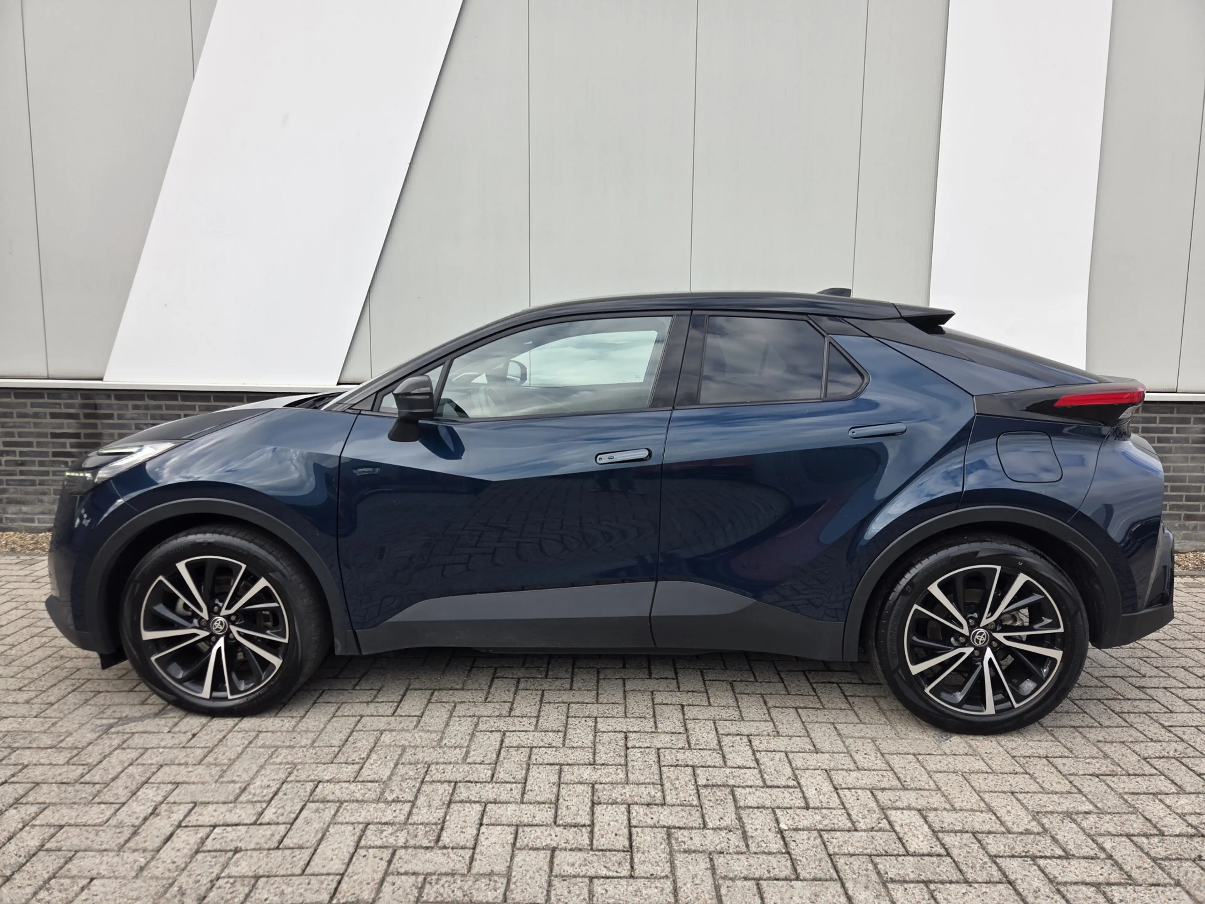 Toyota C-HR 2.0 Plug-in Hybrid 220 Executive — photo 7