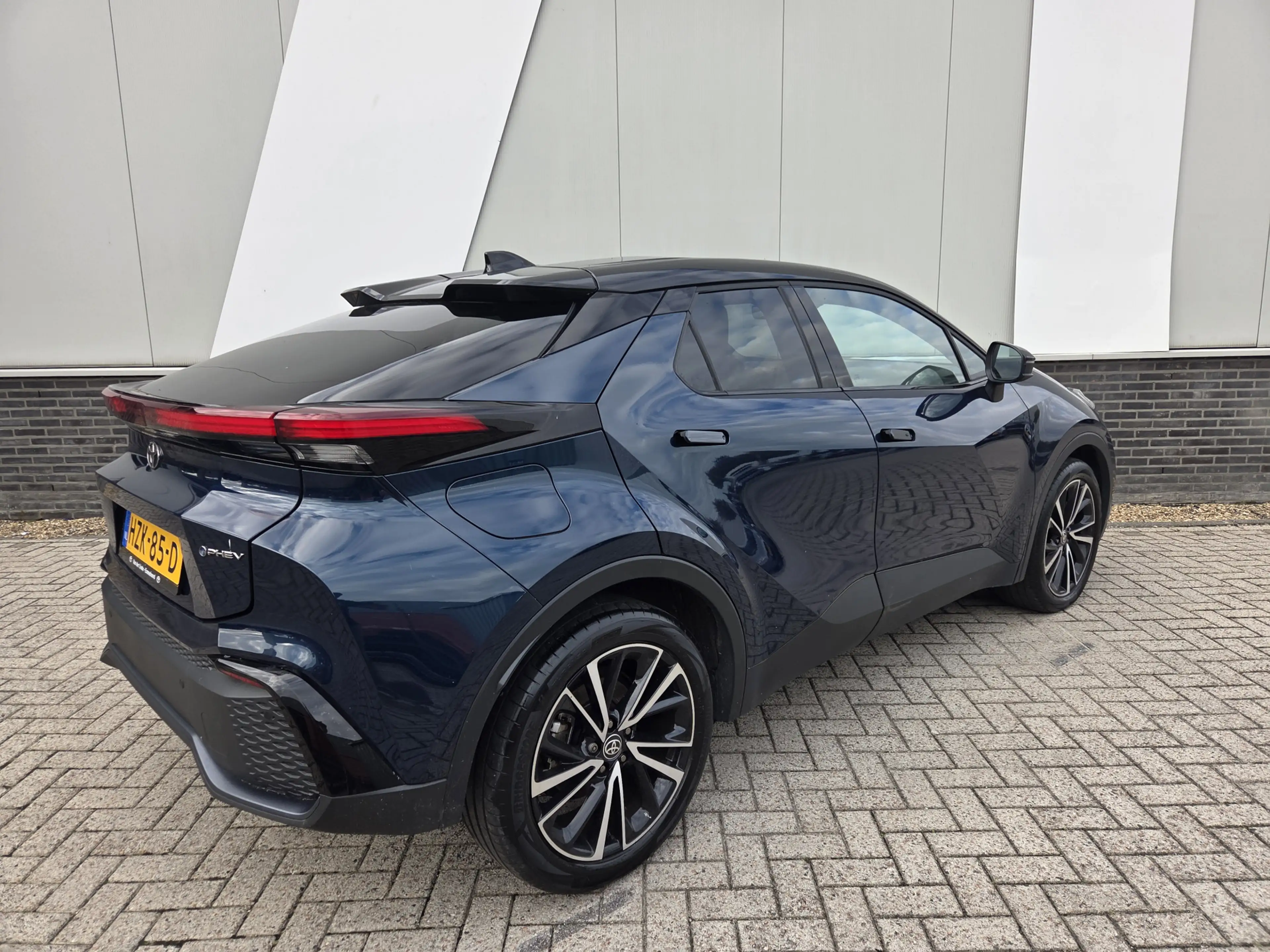 Toyota C-HR 2.0 Plug-in Hybrid 220 Executive — photo 3