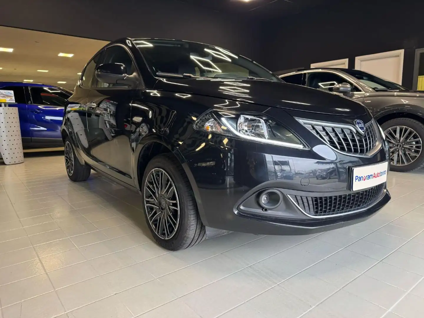 Lancia Ypsilon 1.0 FireFly 5 porte S&S Hybrid Gold Чорний - 1