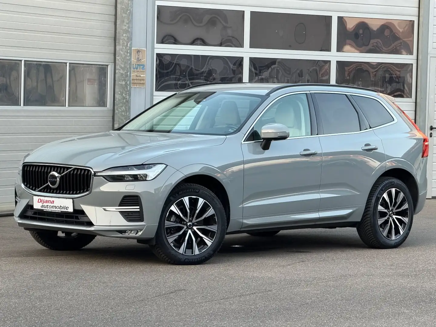 Volvo XC60 B5 AWD Mod25 mit TOP-Ausstattung NEUWERTIG! Grau - 1