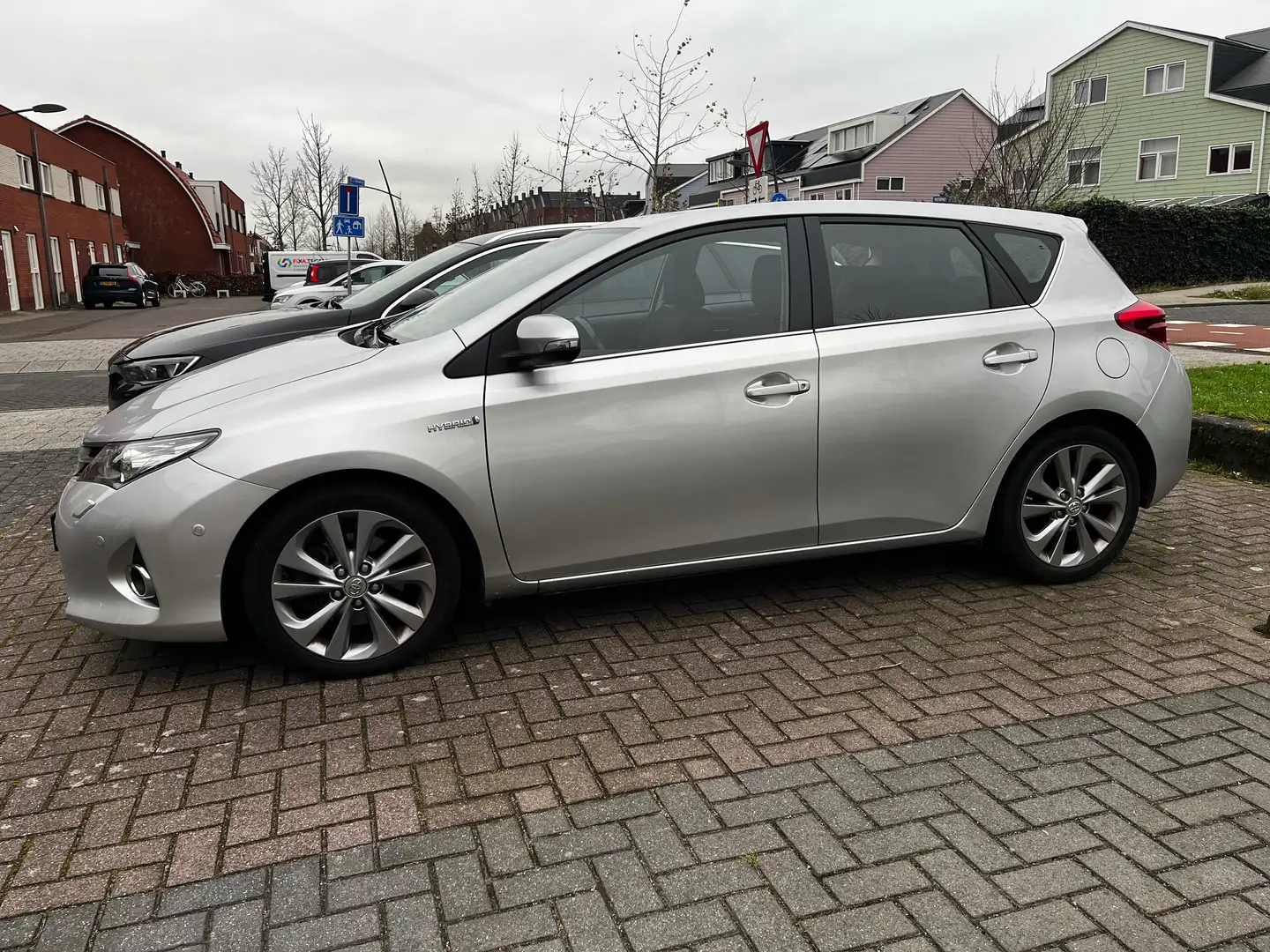 Toyota Auris 1.8 Hybrid Executive Keyless ParkSensor 2x Gris - 2