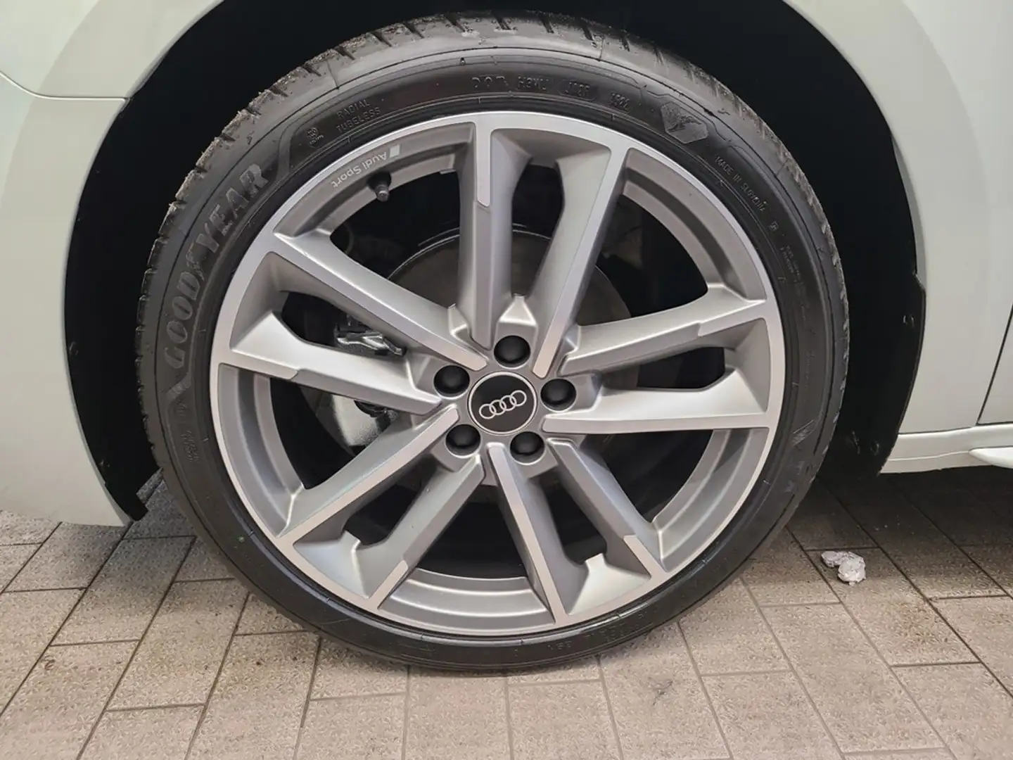 Audi A1 Sportback 35 TFSI S line Silber - 2